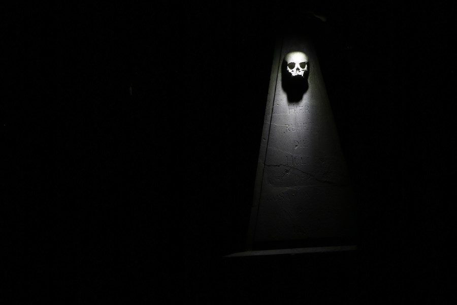 lightpainting-tombstone-skull.jpg
